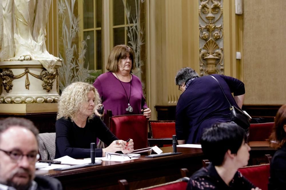 Así ha abandonado Xelo Huertas el pleno del Parlament