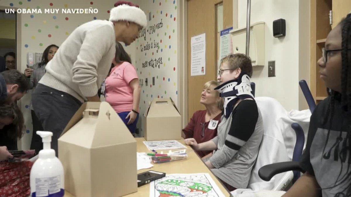 Barack Obama entregó regalos de Navidad a niños enfermos de un hospital de Washington, a los que visitó vestido con un gorro de Papa Noel y cargado con un saco lleno de paquetes.