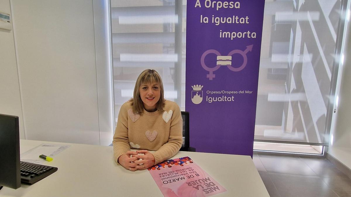 La concejala de Igualdad, Micaela Bermúdez, con el cartel.