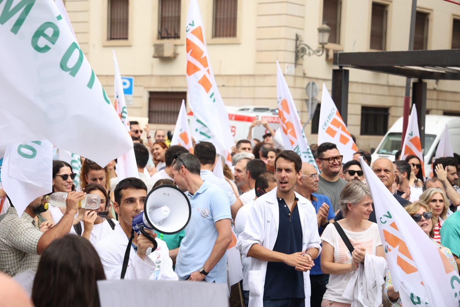 Unos 300 médicos participan en la concentración de la plaza de la Montañeta de Alicante