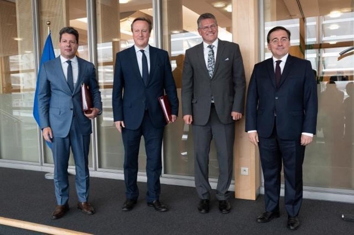 El ministro principal de Gibraltar, Fabián Picardo, el ministro de Exteriores de Reino Unido, David Cameron, el vicepresidente de la Comisión Europea, Maros Sefcovic, y el ministro de Exteriores español, José Manuel Albares.