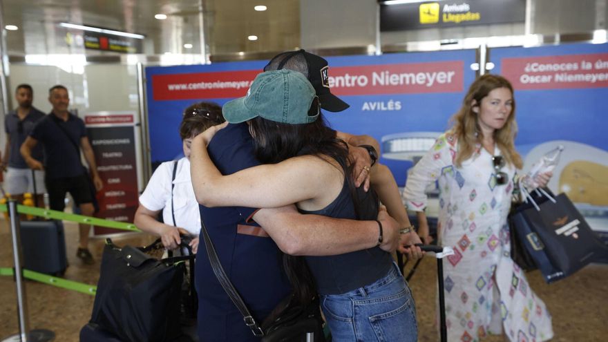 EN IMÁGENES: Llegada a Asturias del avión del Volotea que succionó a un hombre en el aeropuerto de Milán Bérgamo