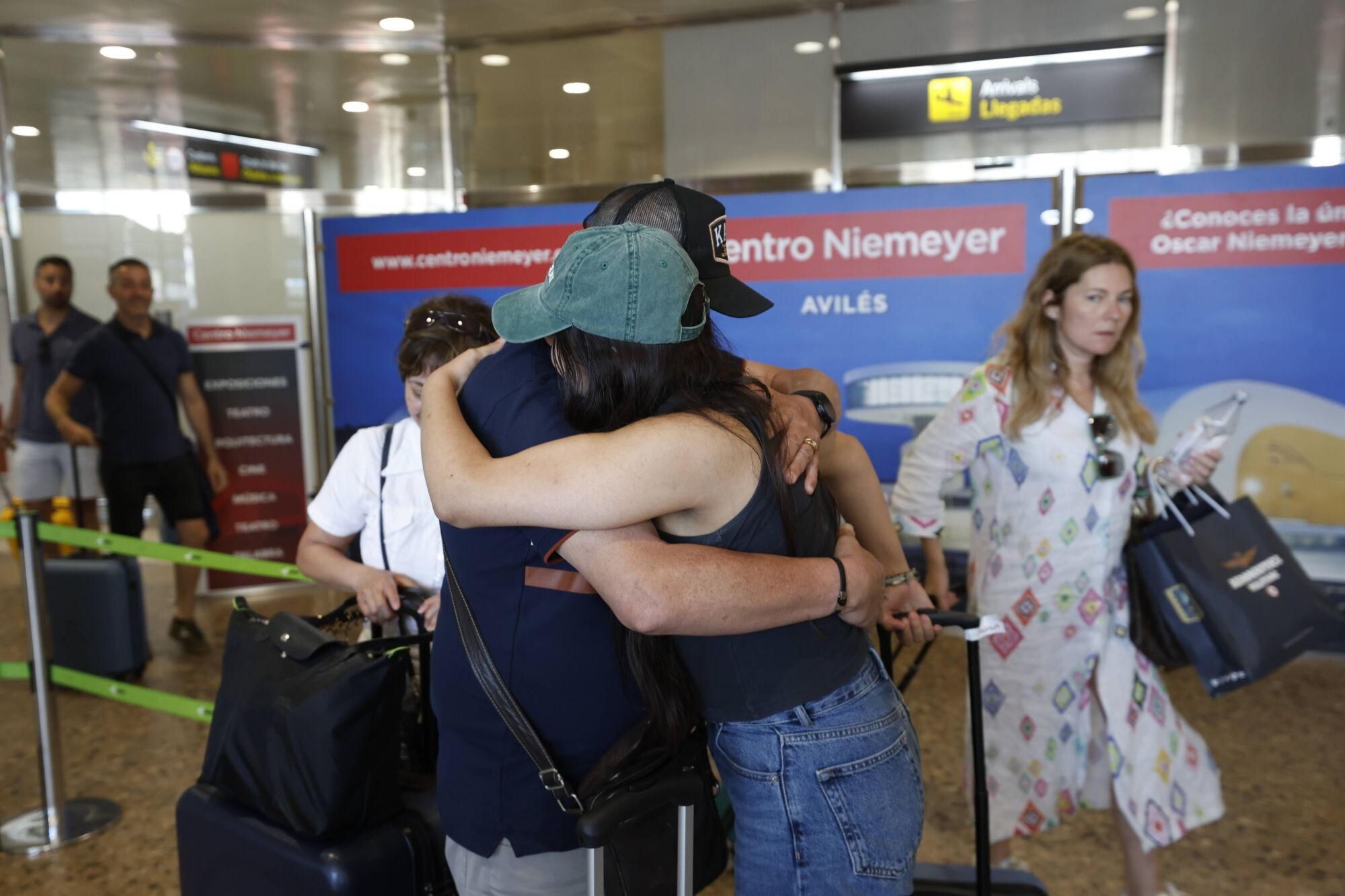 EN IMÁGENES: Llegada a Asturias del avión del Volotea que succionó a un hombre en el aeropuerto de Milán Bérgamo