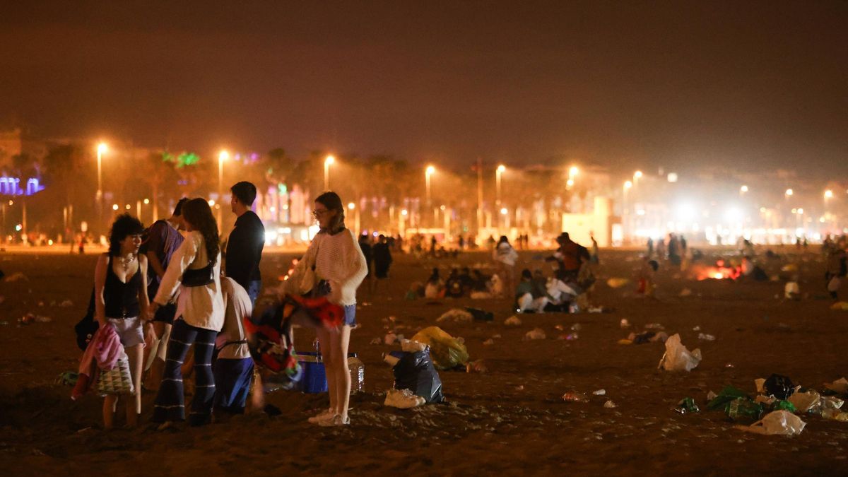Tasques de neteja després de la nit de Sant Joan, en una imatge d’arxiu