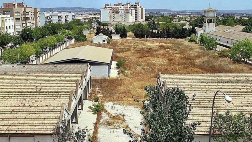 Steht seit mehr als zwei Jahrzehnten leer: die ehemalige Militärkaserne Son Busquets in Palma.  | FOTO: B. RAMON