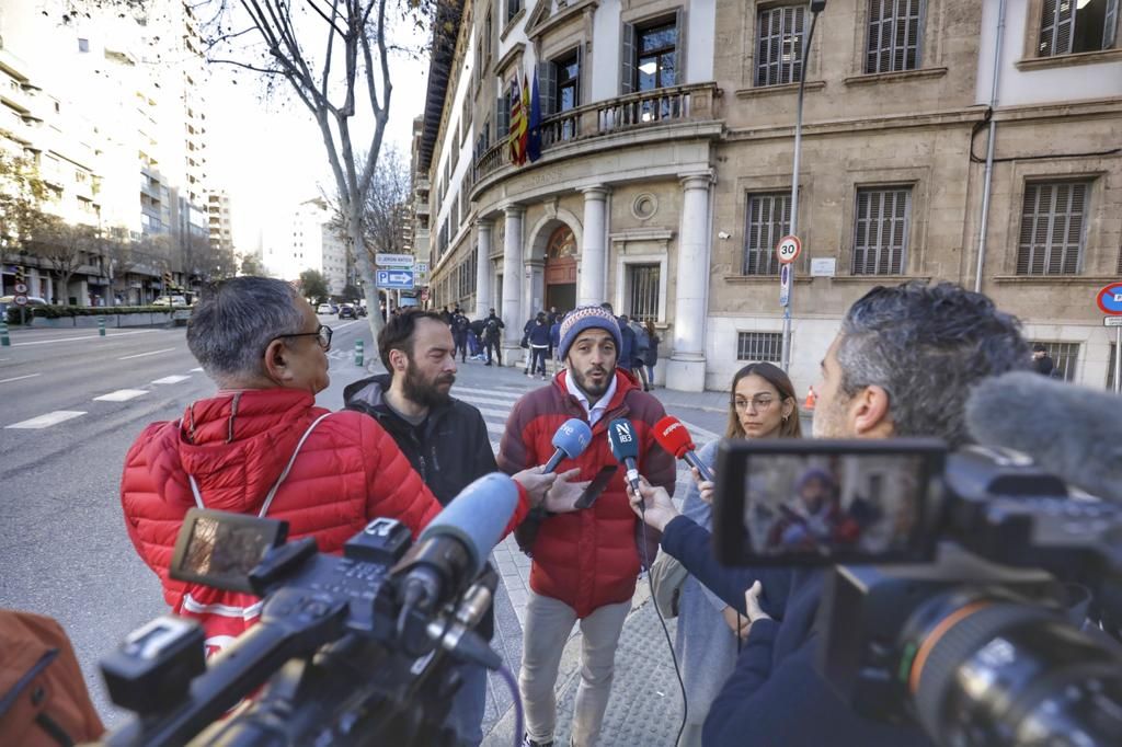 Activistas antidesahucios protestan en los juzgados de Vía Alemania