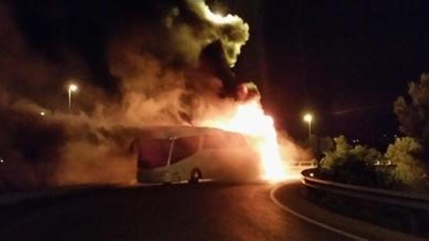 Un dels autocars de la Via Lliure s&#039;incendia