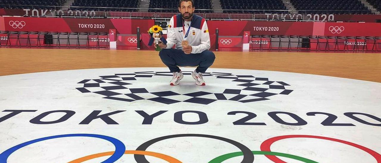 Arriba, Dani Sarmiento posa con su medalla de bronce en el centro de la pista del pabellón de Yoyogi.