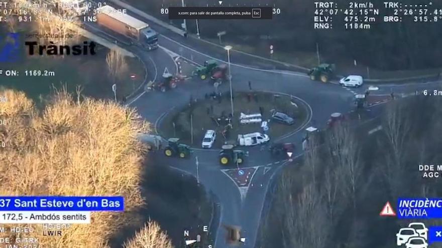 VÍDEO | Pagesos i ecologistes tallen el túnel de Bracons i altres carreteres per protestar contra les variants de les Preses i Olot