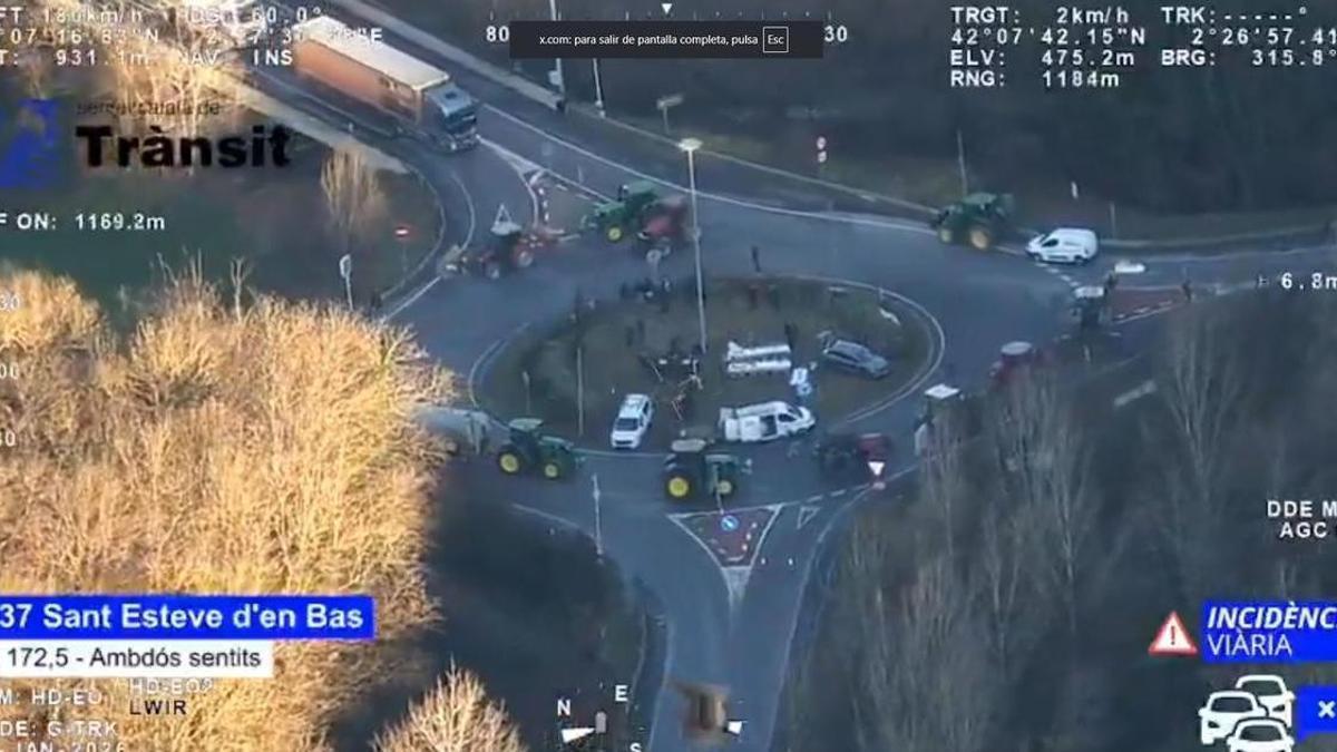 VÍDEO | Pagesos i ecologistes tallen el túnel de Bracons i altres carreteres per protestar contra les variants de les Preses i Olot