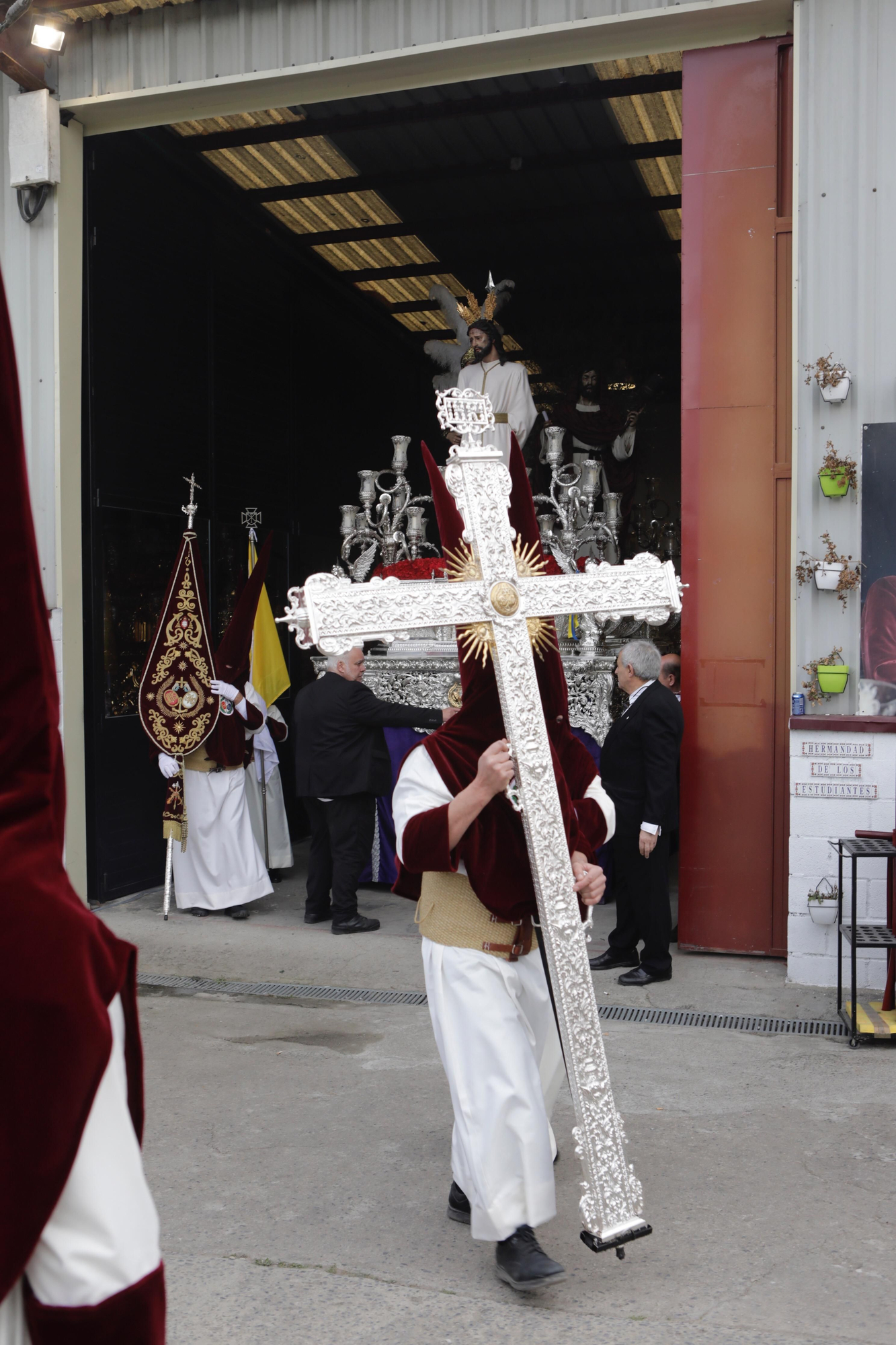 Los Estudiantes llevan al Señor de la Sentencia desde el cielo al Paraíso