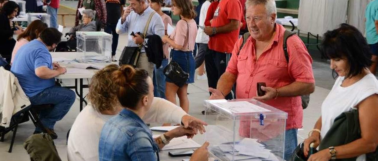 Vecinos de Cangas ejercen su derecho a voto en el colegio electoral del pabellón de Rodeira . // G.Núñez