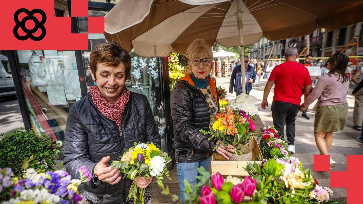 Carolina Pallés, en el centro, con su hermana en su parada de la Rambla.