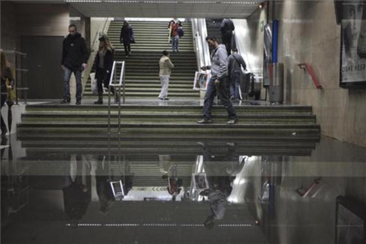 Agua en la estación de Rodalies de Clot de Barcelona. Se ha interrumpido el servicio de trenes por inundaciones en la vía entre las estaciones de Clot-Aragó y Sant Andreu Comtal.