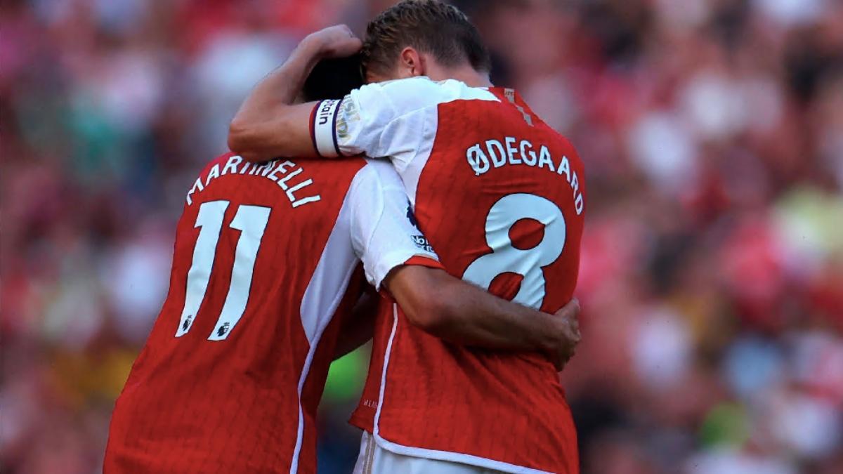 Los jugadores del Arsenal celebran el primer tanto
