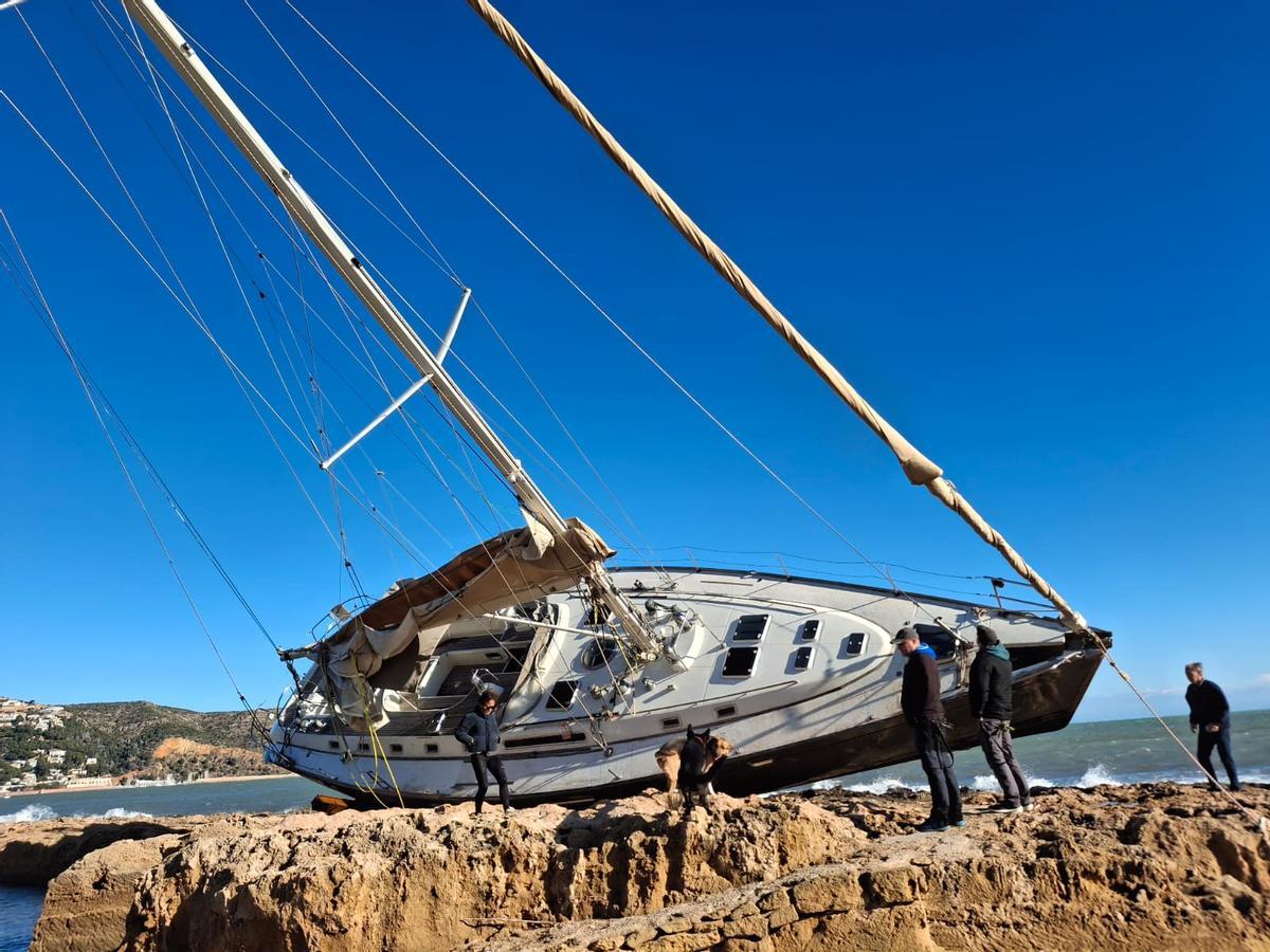 De encallado a requetencallado: las espectaculares imágenes del velero de Xàbia tras la borrasca Harris