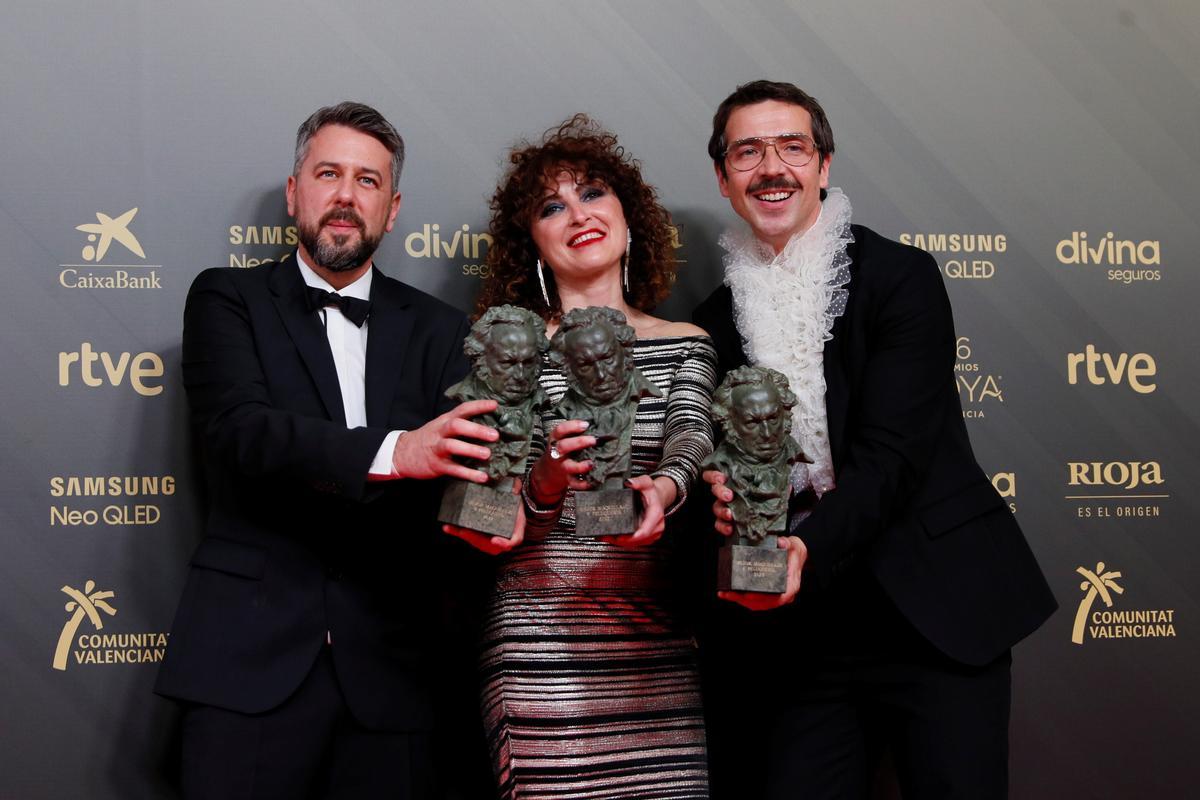 Sarai Rodríguez, Benjamín Pérez y Nacho Díaz posan con el Goya a la Mejor Peluquería y Maquillaje, por su trabajo en 'Las leyes de la frontera'