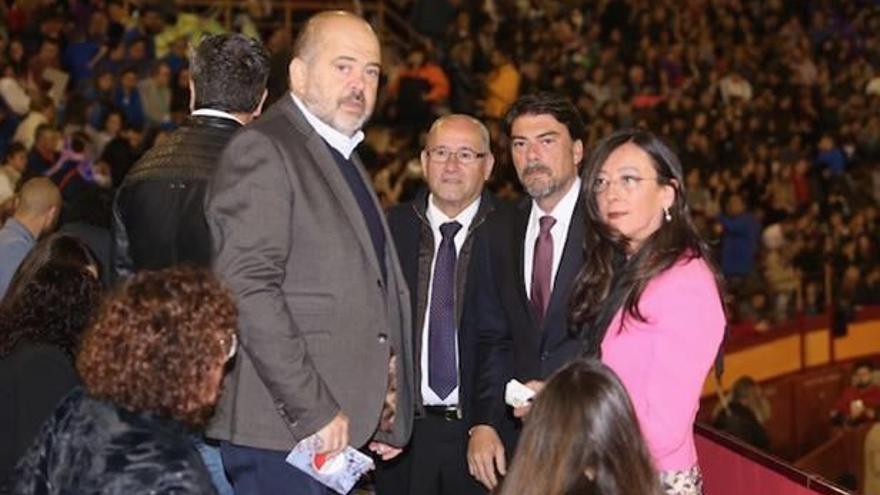 De izquierda a derecha, el concejal socialista Miguel Castelló; José Ramón González, edil de Fiestas; y Luis Barcala, alcalde de Alicante, junto a su esposa.