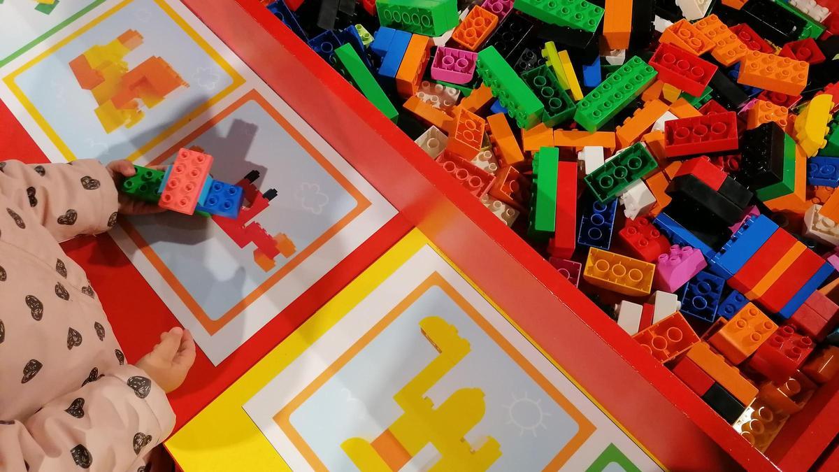 Sala de creatividad libre de la Exposición de Modelos Construidos con Piezas LEGO
