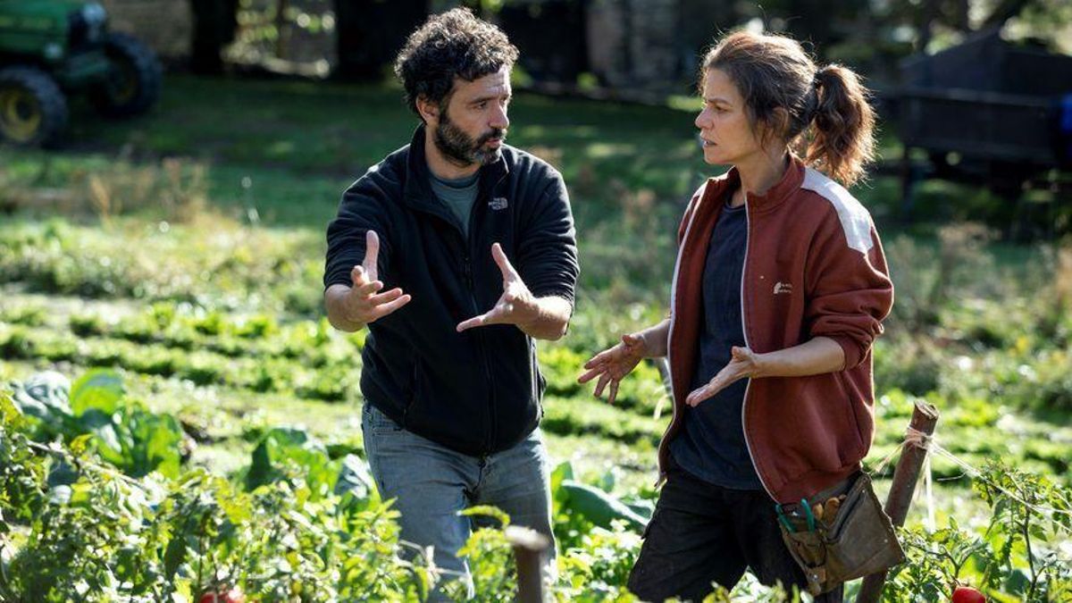 Rodrigo Sorogoyen, con Marina Foïs, en el rodaje de 'As bestas'.