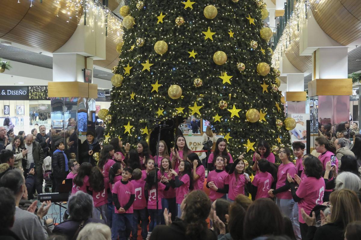 El coro infantil y juvenil Cantiga amenizó el encendido de las luces navideñas en Ponte Vella.