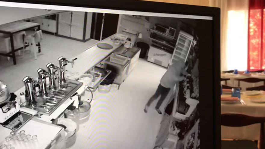 Un encapuchado, grabado robando 360 euros en un restaurante