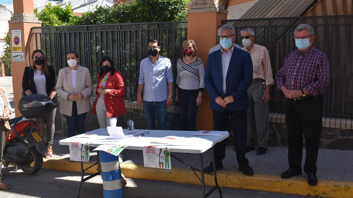 Representantes del PSOE, ante el centro de salud.