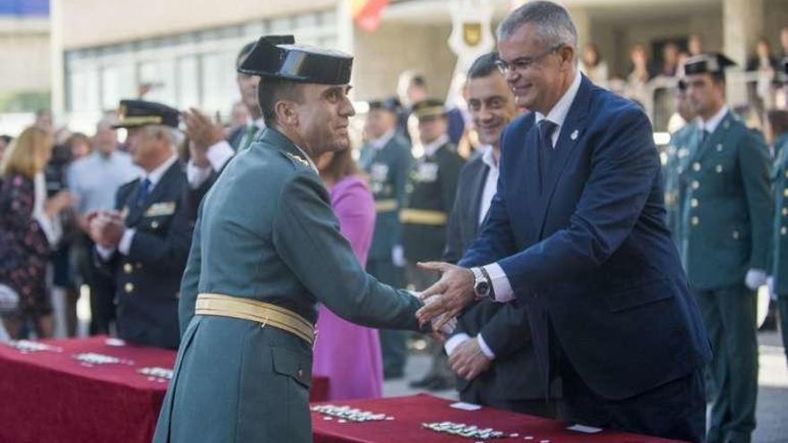 Villanueva, ayer, condecora a agentes de la Guardia Civil.