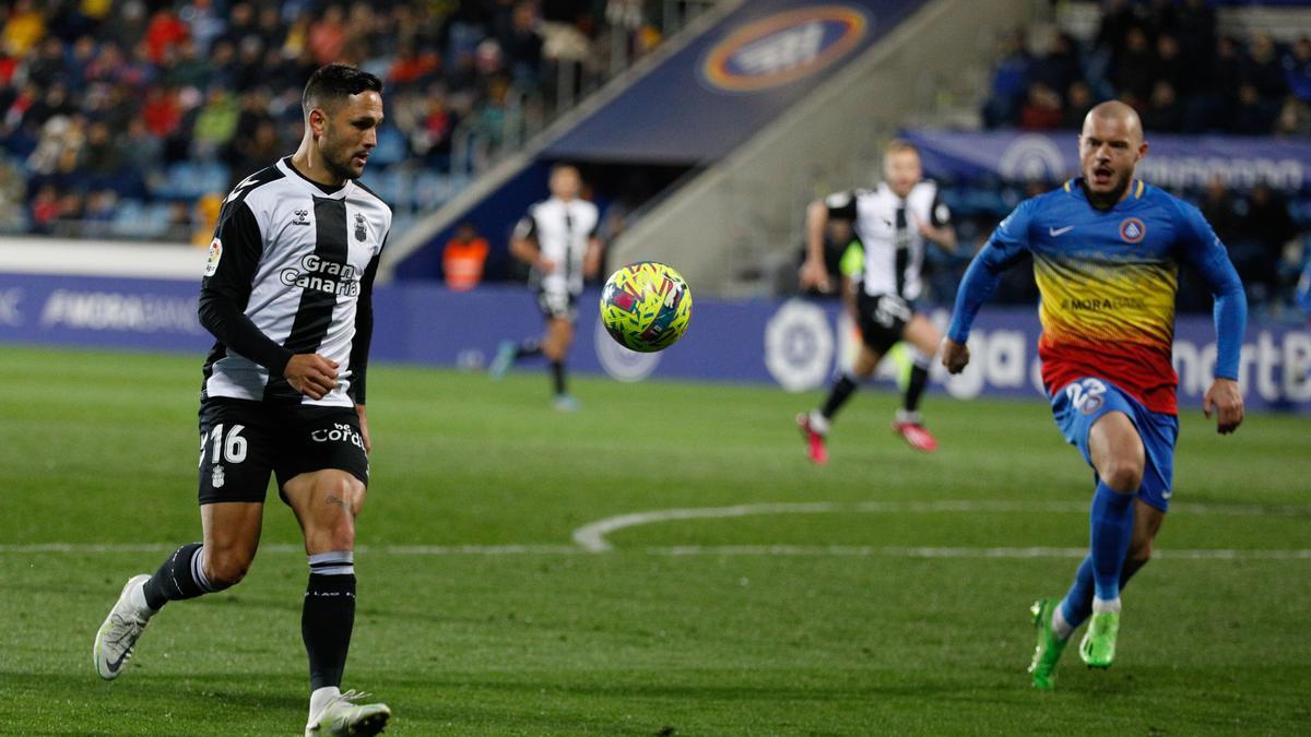 Florin Andone, en acción durante el choque ante el Andorra.