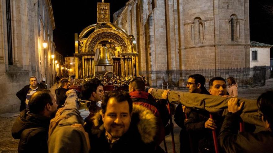 Los cargadores, durante el traslado de los enseres