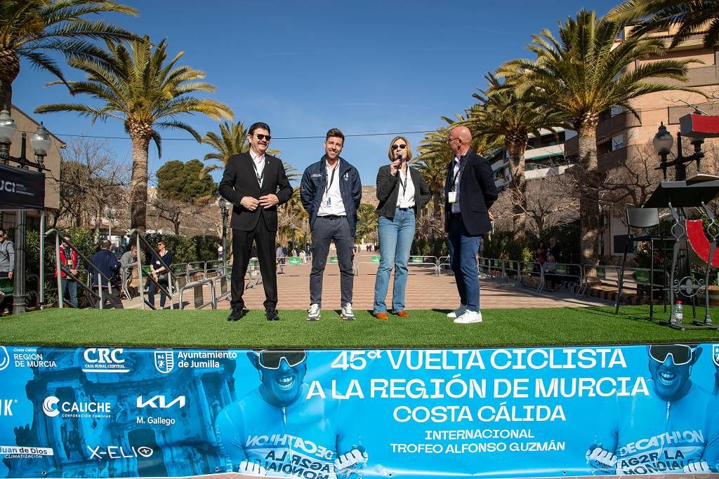 Vuelta Ciclista a Murcia: imágenes de la salida en Jumilla