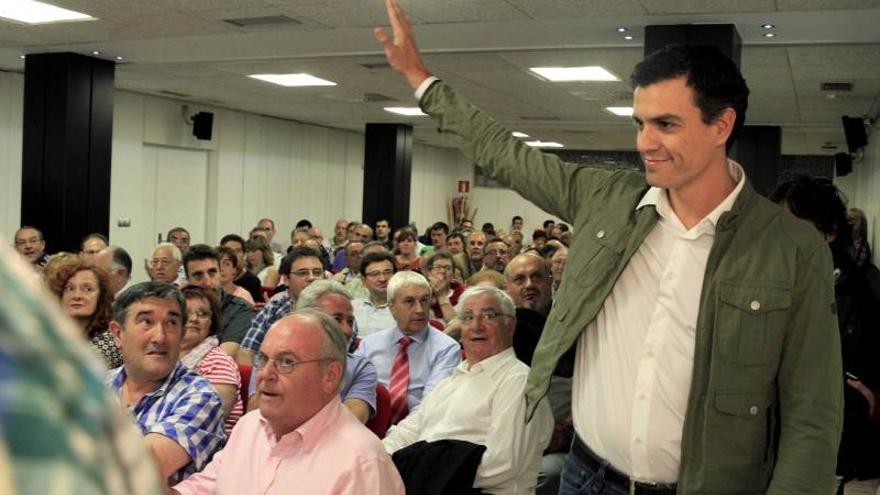Pedro Sánchez presenta más de 36.000 avales y duplica los de Madina