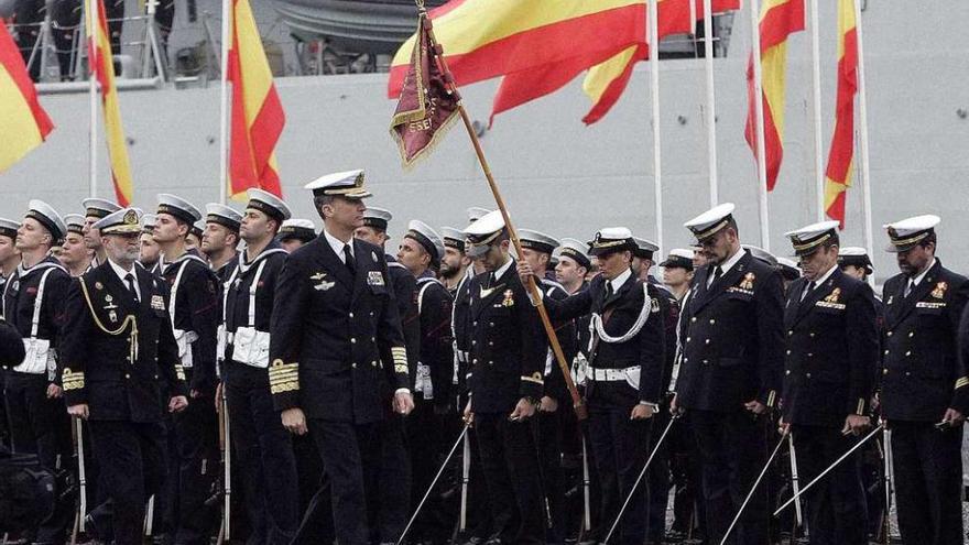 El Rey pasa revista a las tropas en su visita a Ferrol. // Efe