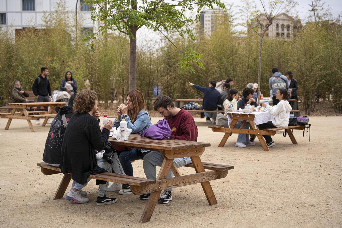 Nueva zona verde  Los vecinos abarrotan las nuevas Glòries en su inauguración a pesar de la lluvia