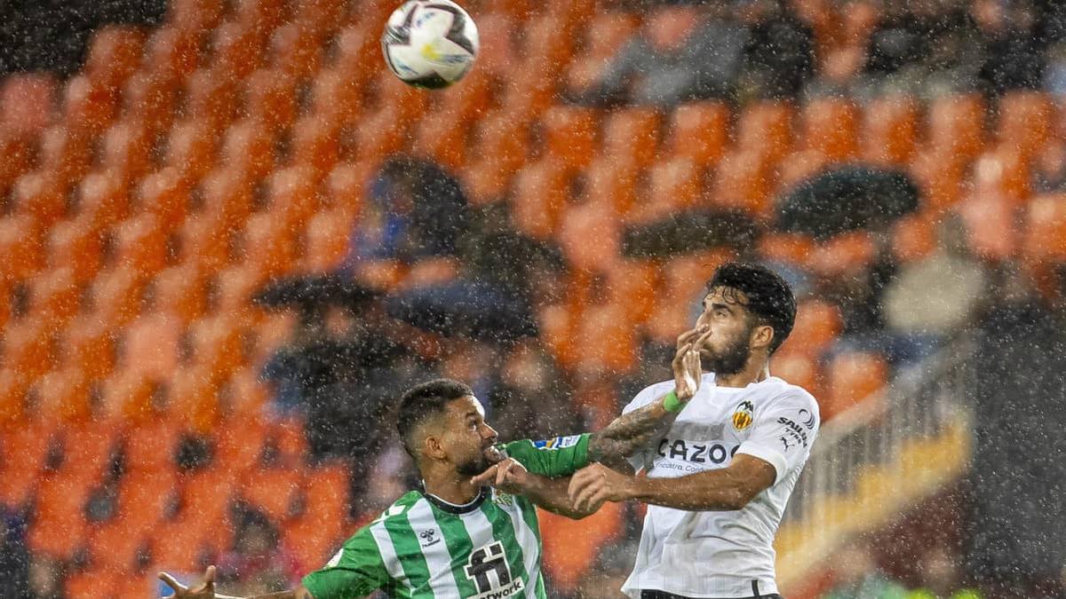 Eray Cömert ganando un salto contra el Real Betis