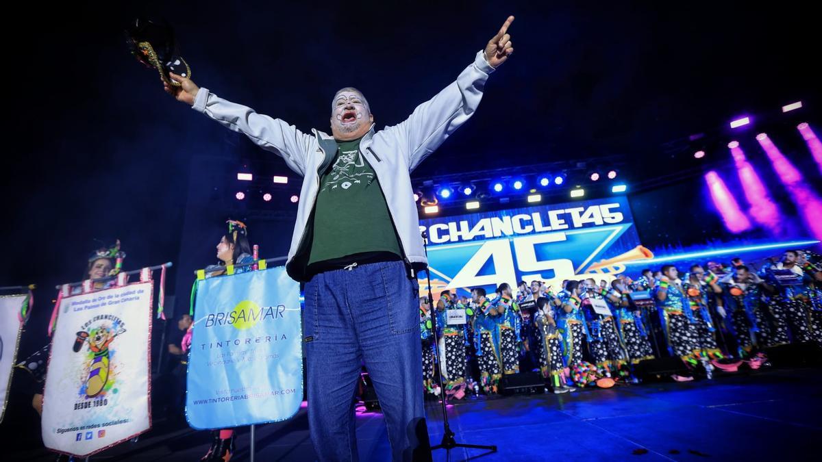 Tito Rosales, alma mater de Chancletas, en el encuentro de murgas de Candelaria de 2025.