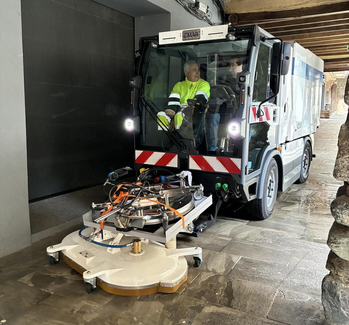 La màquina treballant al carrer dels Canonges