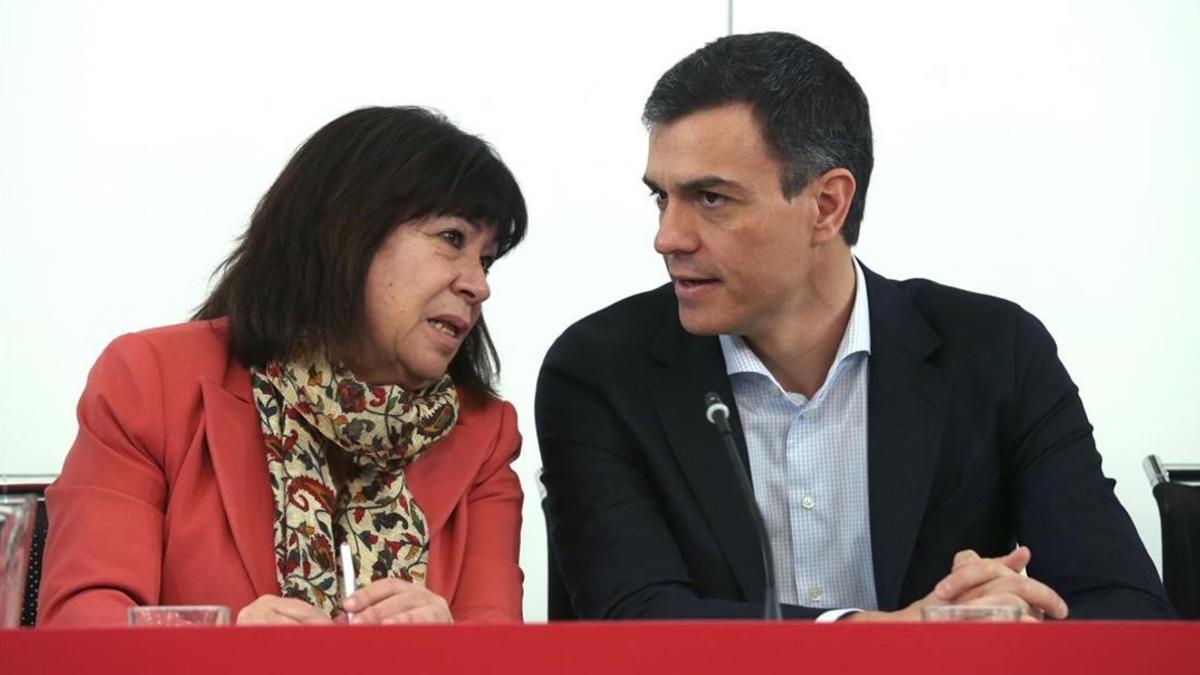 La presidenta del PSOE, Cristina Narbona, y el secretario general, Pedro Sánchez, este martes en la sede del partido.