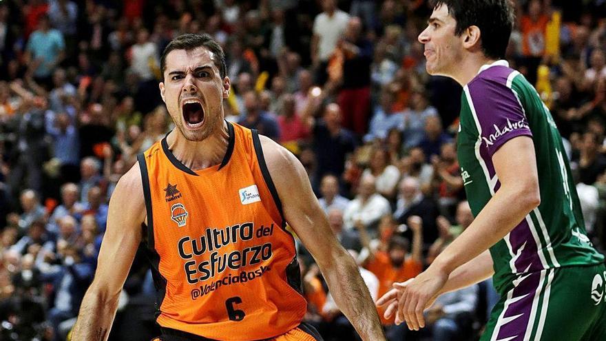 Alberto Abalde celebra una canasta junto a Carlos Suárez, de Unicaja.