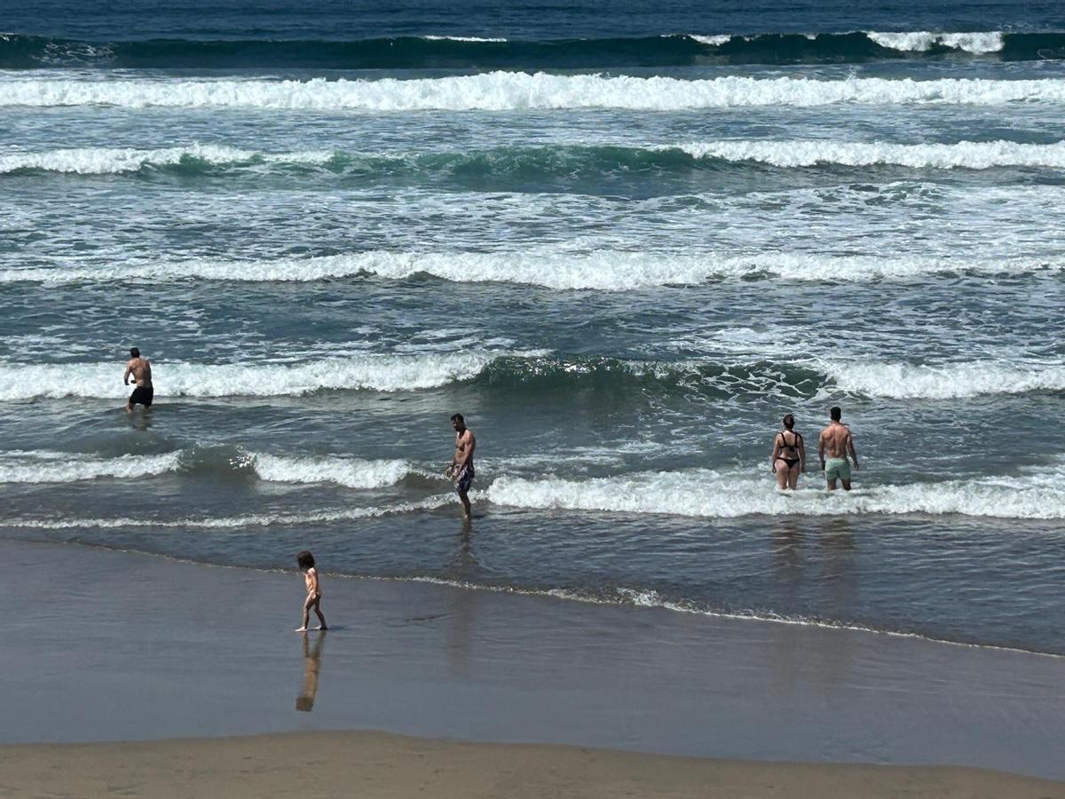 EN IMÁGENES: Labores de búsqueda por tierra, mar y aire de Iyán García, avilesino de 19 años desaparecido tras ser arrastrado por la corriente en Salinas.