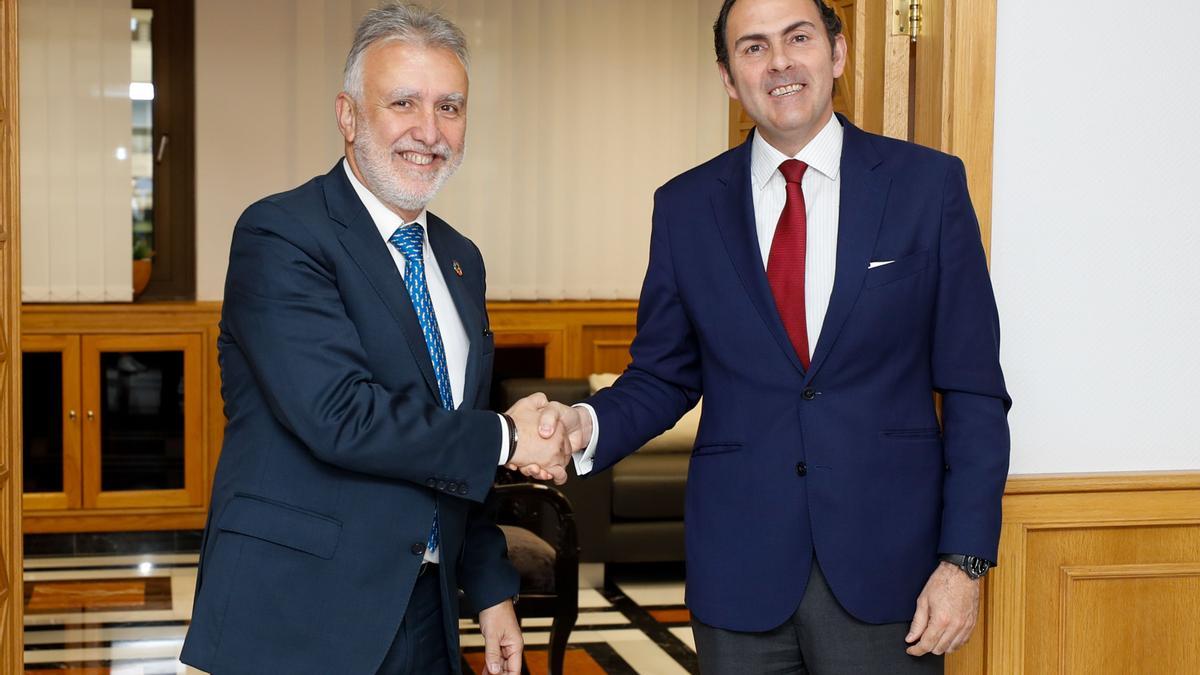 El presidente de Canarias, Ángel Víctor Torres, tras reunirse con el presidente ejecutivo de Iberia, Javier Sánchez-Prieto.