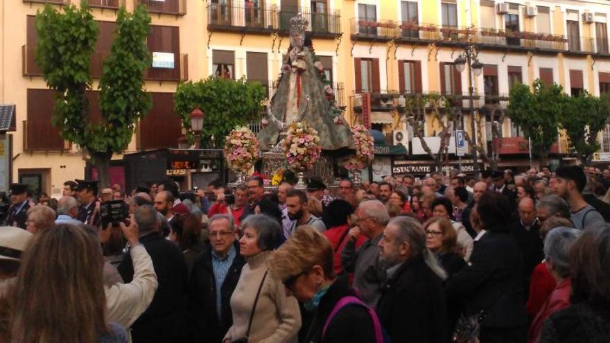 Los fieles acompañan en romería a la Virgen