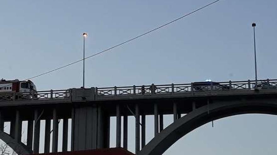 Cortado el tráfico en el puente de O Pedrido tras un choque entre dos vehículos