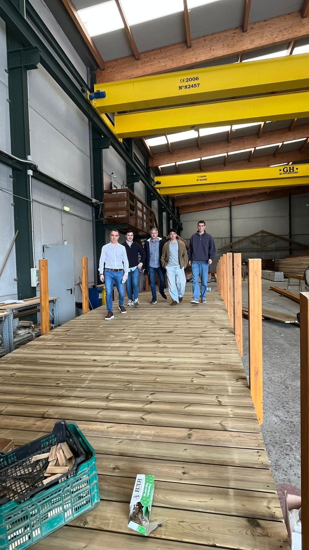 Un momento de la visita a la fábrica donde se construye la nueva pasarela.