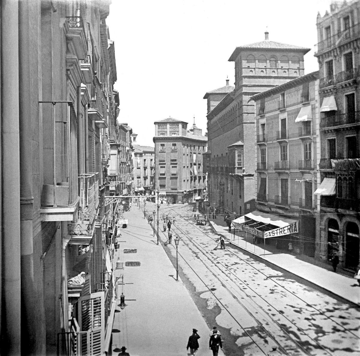 Desde un balcón del nº 32 del tramo alto del Coso, vista orientada hacia el principio de esta emblemática calle