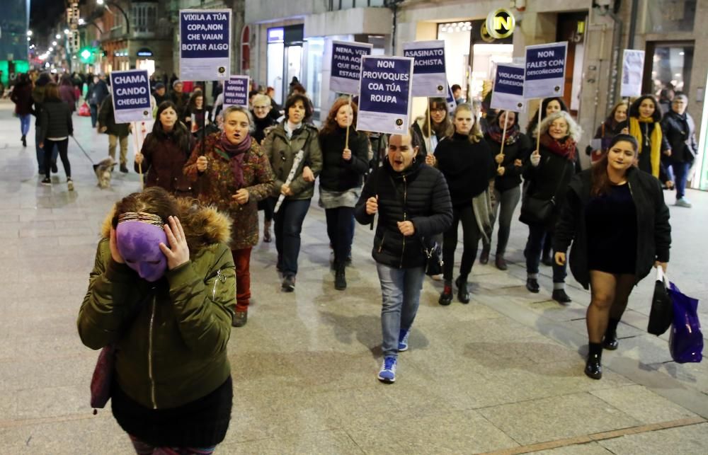 Una performance contra el toque de queda nocturno