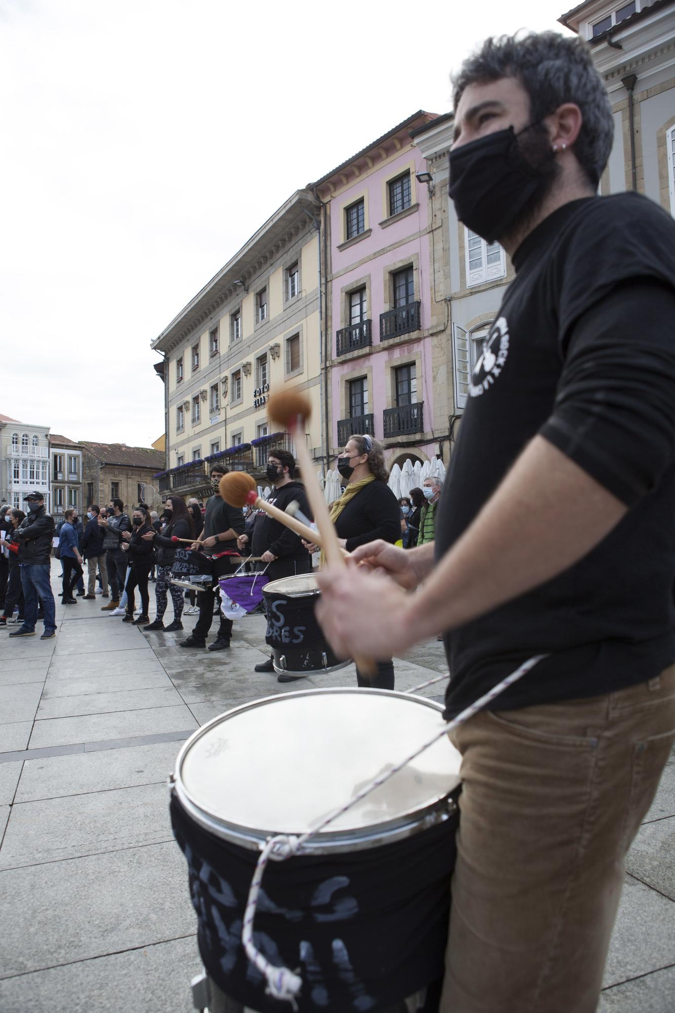 La hostelería de Avilés muestra en la calle su situación crítica.