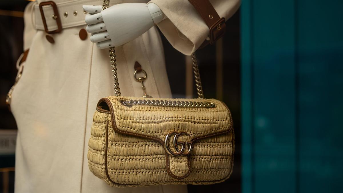 Un bolso, en un escaparate de una tienda Gucci en Nueva York.