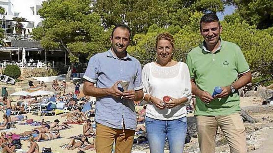 Reparten hasta 8.000 ceniceros en las playas de Santanyí