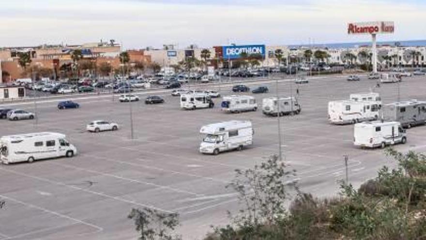 Aparcamiento municipal que da servicio al centro comercial de la costa.